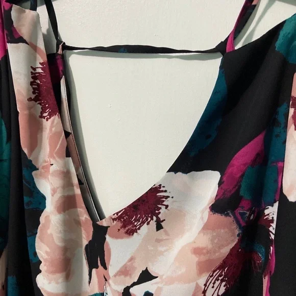 Ladies beautiful top in EUC - Picture 3 of 4